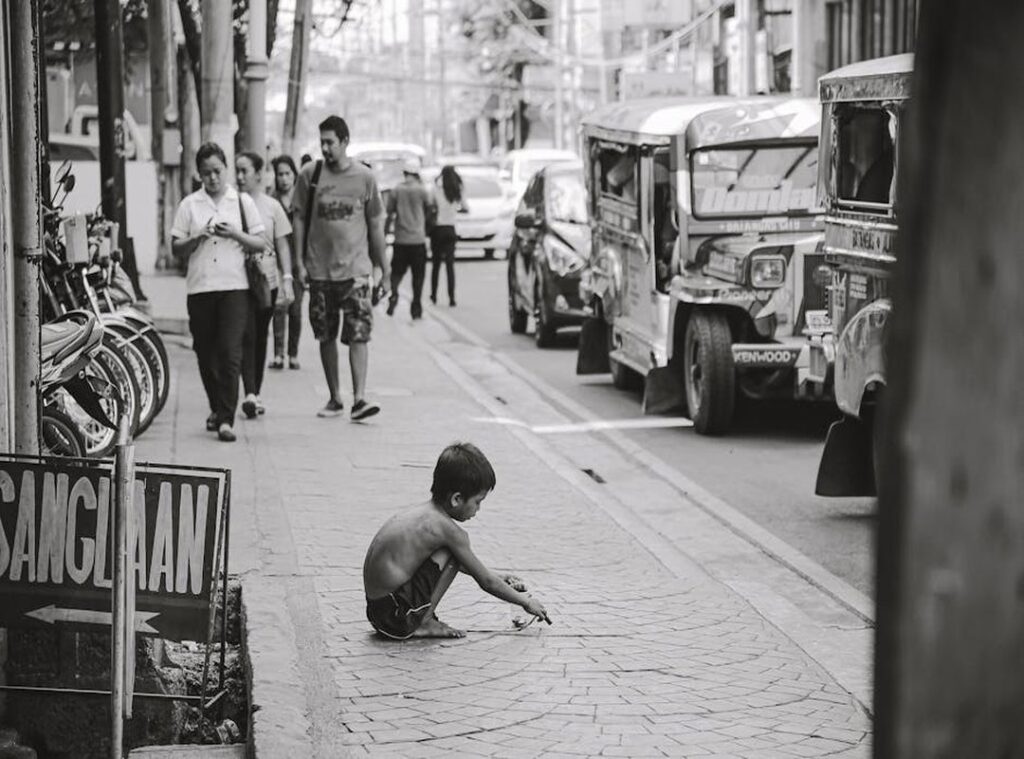 philippines street child pee